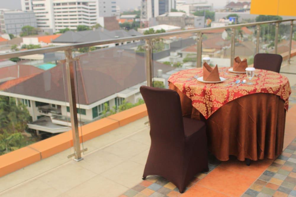 The Win Hotel Surabaya Exterior photo