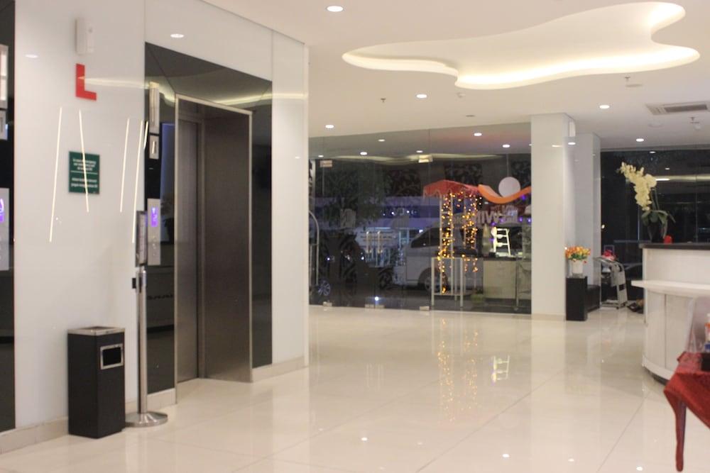 The Win Hotel Surabaya Exterior photo