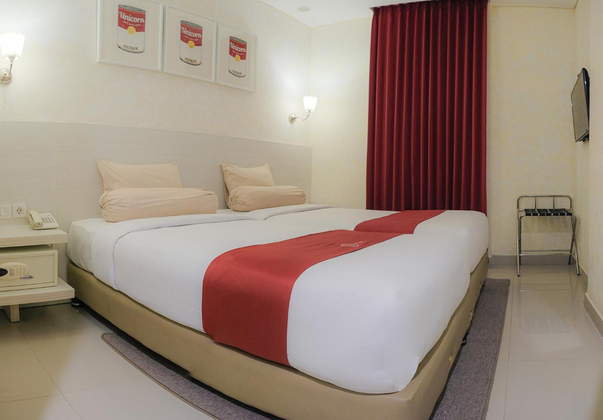 The Win Hotel Surabaya Exterior photo