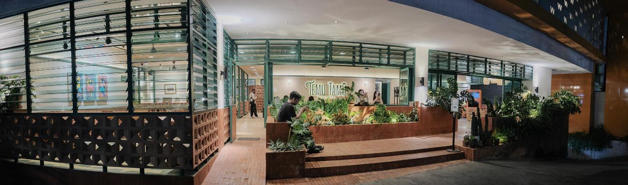 The Win Hotel Surabaya Exterior photo