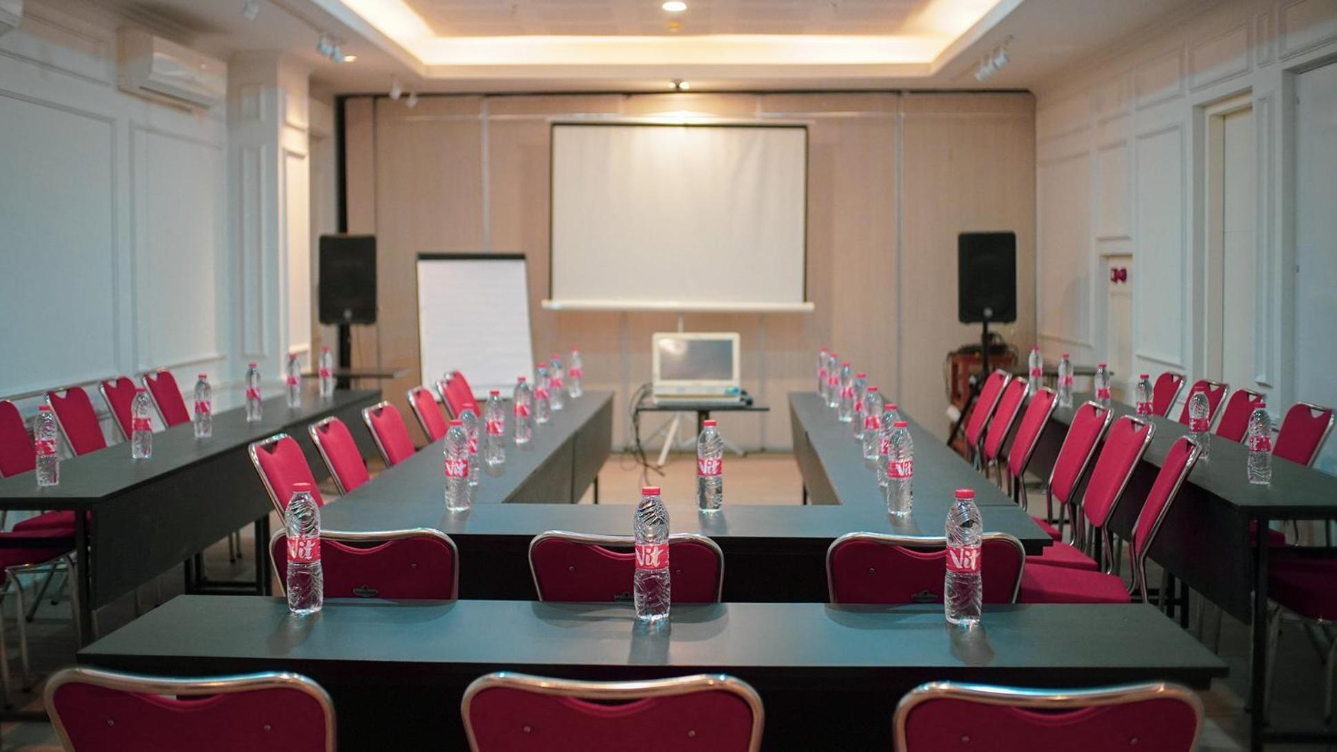 The Win Hotel Surabaya Exterior photo