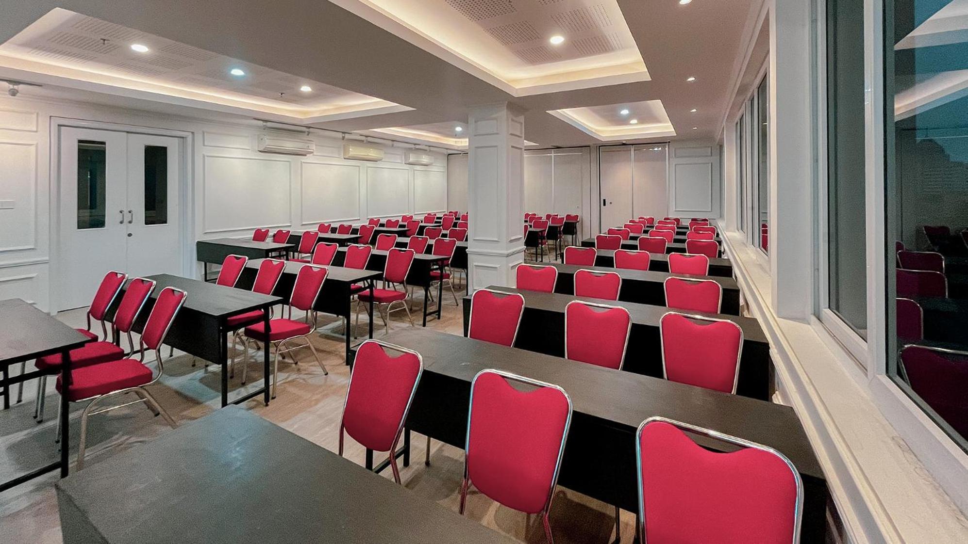 The Win Hotel Surabaya Exterior photo