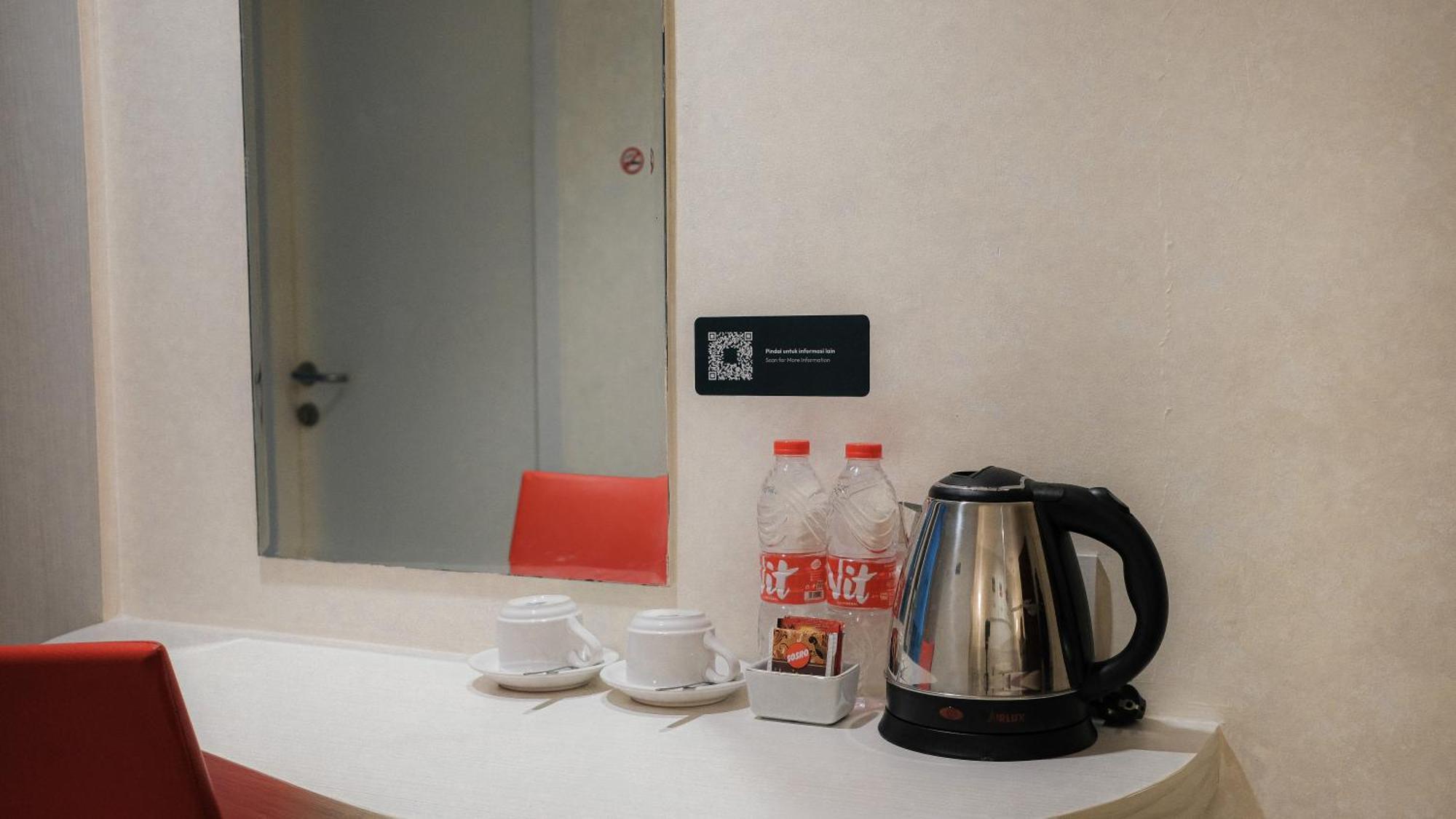The Win Hotel Surabaya Exterior photo