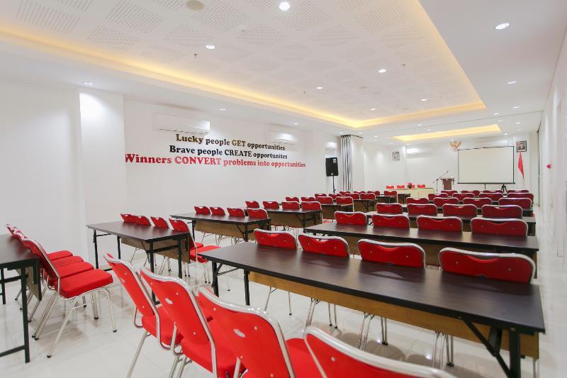 The Win Hotel Surabaya Exterior photo