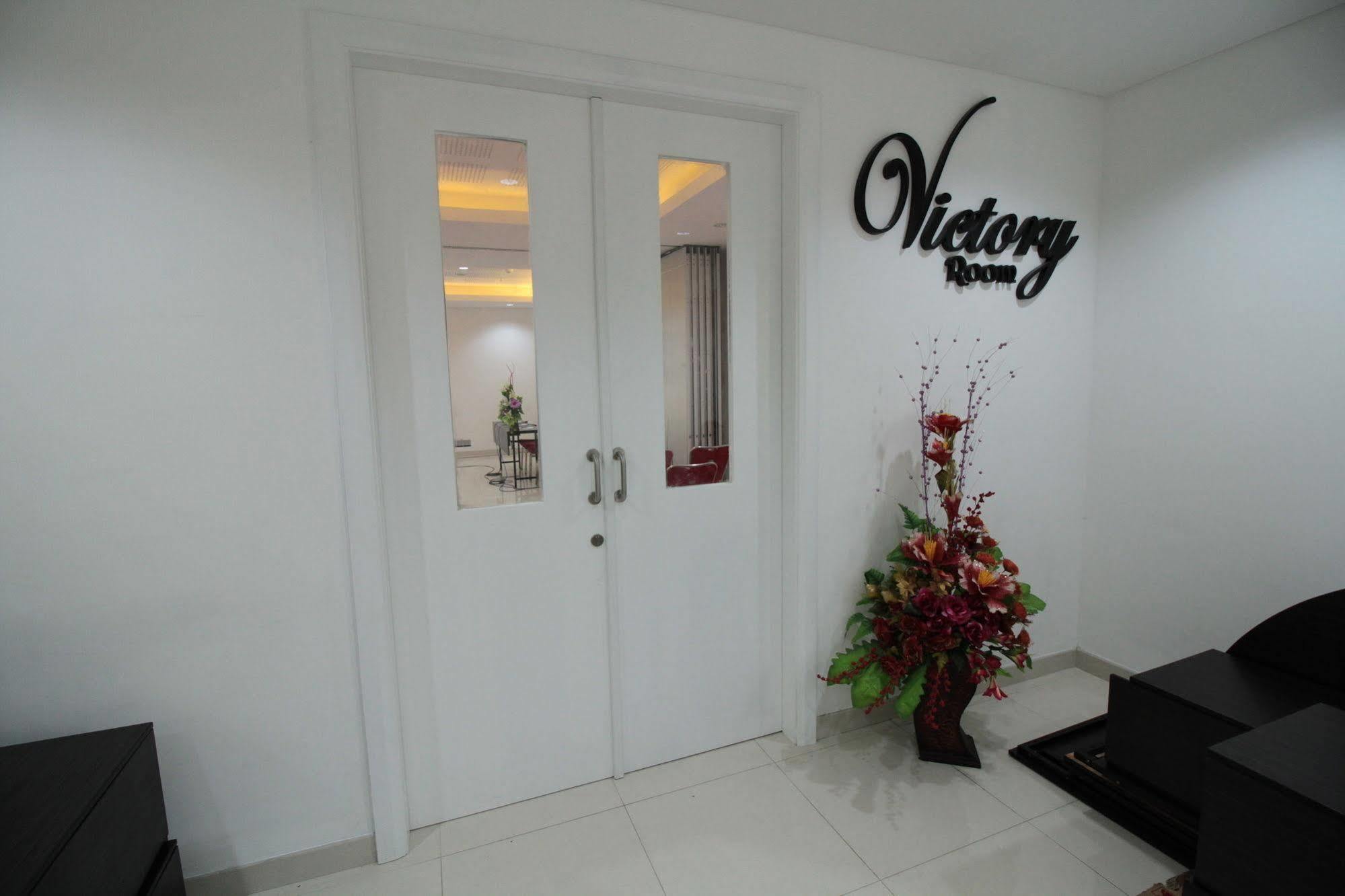 The Win Hotel Surabaya Exterior photo